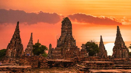 Téléchargez les photos : Ayutthaya, Thaïlande à Wat Chaiwatthanaram pendant le coucher du soleil à Ayutthaya Thaïlande, Ayutthaya Historical Park couvre les ruines de la vieille ville d'Ayutthaya - en image libre de droit