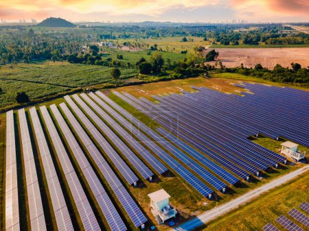Foto de Energía solar campo panel solar en Tailandia. Transición de energía verde en Tailandia - Imagen libre de derechos