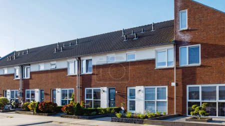 Foto de Zona suburbana holandesa con casas familiares modernas, casas familiares modernas de nueva construcción en los Países Bajos, casa familiar en los Países Bajos, barrio suburbano moderno adecuado para familias - Imagen libre de derechos