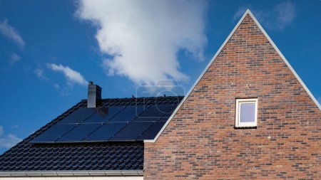 Foto de Casas de nueva construcción con paneles solares unidos en el techo, paneles solares en un techo a dos aguas. Hermosa, gran casa moderna y energía solar, transición de energía verde en los Países Bajos - Imagen libre de derechos