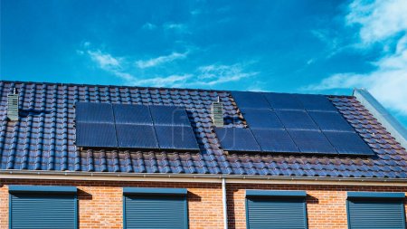 Foto de Casas de nueva construcción con paneles solares unidos al techo, paneles solares en un techo de una casa en los Países Bajos - Imagen libre de derechos