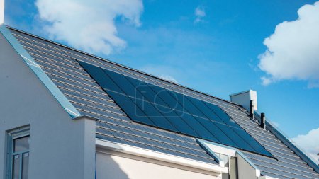 Téléchargez les photos : Maisons neuves avec panneaux solaires fixés sur le toit, système solaire sur un toit, panneaux solaires noirs sur un toit, énergie solaire transition énergétique verte en Europe - en image libre de droit