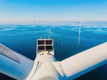 Foto de Turbina eólica desde la vista aérea, vista Drone en el parque eólico westermeerdijk una granja de molinos de viento en el lago IJsselmeer el más grande de los Países Bajos, desarrollo sostenible, energía renovable, vista drone cerrar - Imagen libre de derechos
