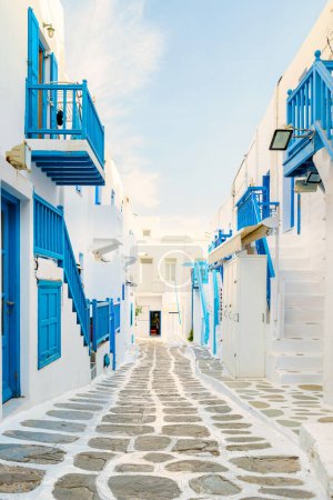 Foto de Calle vacía de Mykonos pueblo griego en Grecia, calles coloridas de Mikonos pueblo durante el amanecer con casas encaladas - Imagen libre de derechos