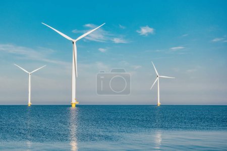 Foto de Parque de molinos de viento en alta mar con turbinas de molinos de viento que generan energía verde limpia y un cielo azul, parque de molinos de viento en el océano de los Países Bajos Europa - Imagen libre de derechos