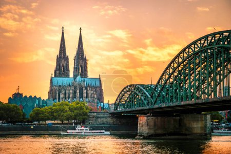 Téléchargez les photos : Koln Allemagne skyline, Cologne skyline pendant le coucher du soleil, Cologne Hohenzollern pont avec cathédrale Allemagne Europe Europe - en image libre de droit