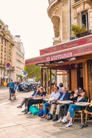 Téléchargez les photos : Paris France 20 septembre 2021, personnes buvant du café sur la terrasse d'un café restaurant à la fin de l'automne été. - en image libre de droit
