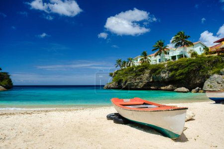 Téléchargez les photos : Bateaux de pêche en bois à Playa Lagun Beach Curaçao, Lagun Beach Curaçao une petite île néerlandaise dans l'océan des Caraïbes - en image libre de droit