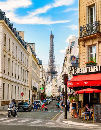 Téléchargez les photos : Paris France 12 septembre 2021, personnes buvant du café sur la terrasse d'un café restaurant à la fin de l'automne été. - en image libre de droit
