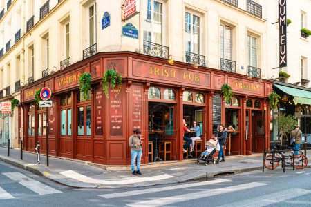 Téléchargez les photos : Paris France 12 septembre 2021, les gens boivent du café sur la terrasse d'un café restaurant à la fin de l'automne été. - en image libre de droit