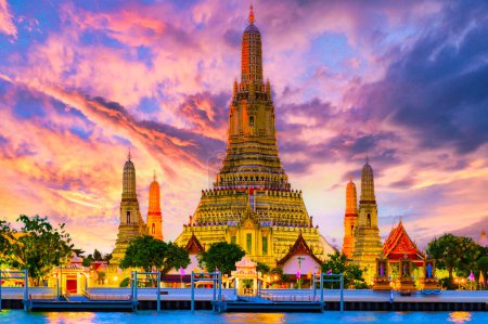 Foto de Templo Wat Arun Bangkok durante la puesta del sol en Tailandia. Wat Arun Pagoda junto al río Chao Praya en Bangkok - Imagen libre de derechos