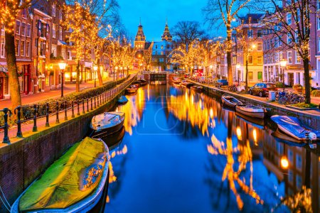Foto de Amsterdam Países Bajos canales con luces de Navidad durante diciembre, canal centro histórico de Amsterdam por la noche en diciembre - Imagen libre de derechos