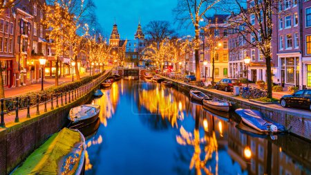 Foto de Amsterdam Países Bajos canales con luces de Navidad durante diciembre, canal centro histórico de Amsterdam por la noche durante el invierno - Imagen libre de derechos