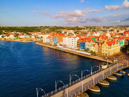 Foto de Willemstad, Curazao 12 de marzo de 2021. Antillas Holandesas. Edificios coloridos atraen a turistas de todo el mundo. Cielo azul día soleado - Imagen libre de derechos