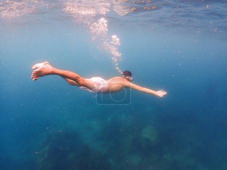 Foto de Jóvenes en un viaje de snorkel en Samaesan Tailandia. bucear bajo el agua con peces en la piscina de arrecifes de coral. Estilo de vida de viajes, aventura en deportes acuáticos, actividades de natación en vacaciones de verano en la playa - Imagen libre de derechos