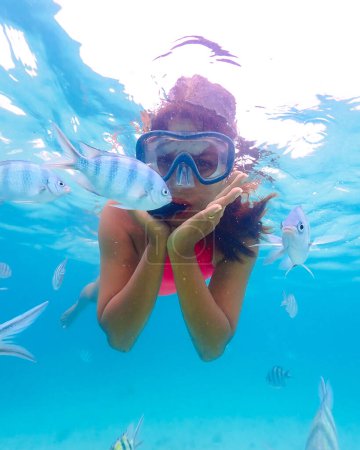 Foto de Mujer asiática en un viaje de snorkel en Samaesan Tailandia. buceo bajo el agua con Nemo Payaso peces en la piscina de coral de arrecife de mar. - Imagen libre de derechos