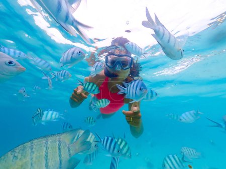 Téléchargez les photos : Femme asiatique en voyage de plongée en apnée à Samaesan Thaïlande. plongée sous-marine avec des poissons Nemo dans la piscine de récif corallien. Mode de vie de voyage, aventure nautique, activité de natation pendant les vacances d'été à la plage - en image libre de droit
