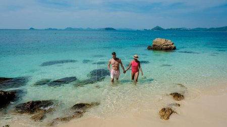 Téléchargez les photos : Un couple d'hommes européens et de femmes asiatiques lors d'une excursion en bateau à Ko Kham Island Sattahip Chonburi Samaesan Thaïlande, un couple sur une île tropicale avec turqouse couleur ocen détente sur la plage - en image libre de droit