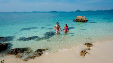 Téléchargez les photos : Un couple d'hommes européens et une femme asiatique en bateau à Ko Kham Island Sattahip Chonburi Samaesan Thailand, une île tropicale avec turqouse couleur océan par une journée ensoleillée - en image libre de droit