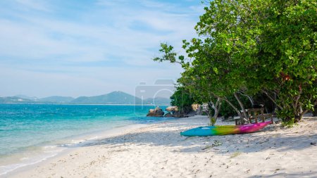 Téléchargez les photos : Un kayak coloré sur la plage de Ko Kham Island Sattahip Chonburi Samaesan Thaïlande une île tropicale avec turqouse couleur ocen - en image libre de droit