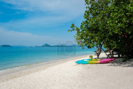 Téléchargez les photos : Un kayak sur la plage de Ko Kham Island Sattahip Chonburi Samaesan Thaïlande une île tropicale avec turqouse couleur ocen - en image libre de droit