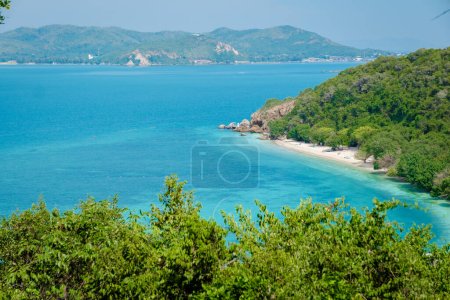 Téléchargez les photos : Point de vue sur Ko Kham Island Sattahip Chonburi Samaesan Thaïlande une île tropicale avec turqouse couleur ocen, vous pouvez atteindre le point de vue après une courte randonnée dans la jungle - en image libre de droit