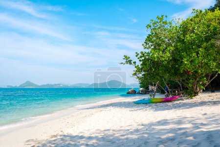 Téléchargez les photos : Un kayak coloré sur la plage de Ko Kham Island Sattahip Chonburi Samaesan Thaïlande une île tropicale avec turqouse couleur ocen - en image libre de droit