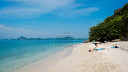Foto de A white tropical beach at Ko Kham Island Sattahip Chonburi Samaesan Thailand, a tropical island with turqouse colored ocen - Imagen libre de derechos