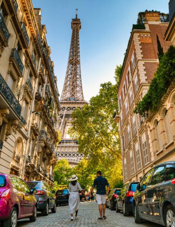 Téléchargez les photos : Deux hommes et deux femmes en voyage de noces à Paris Tour Eiffel France, deux hommes et deux femmes marchant dans les rues de Paris en voyage de noces pendant l'été en Europe - en image libre de droit