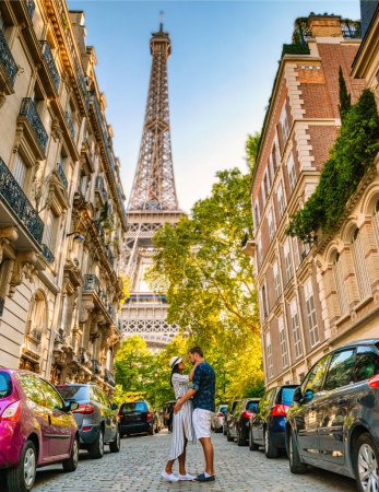 Foto de Un par de hombres y mujeres abrazándose durante un viaje de luna de miel a París Torre Eiffel Francia, un par de hombres y mujeres viaje a París durante el verano en Europa - Imagen libre de derechos