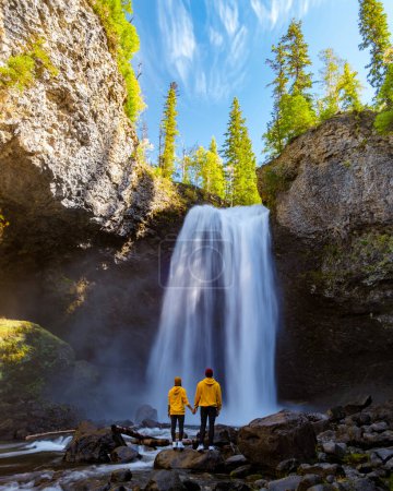 Téléchargez les photos : Moul Falls Canada une belle cascade au Canada Colombie-Britannique, deux hommes et une femme visitent Moul Falls, la cascade la plus célèbre du parc provincial Wells Gray. - en image libre de droit