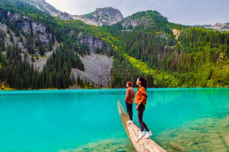 Téléchargez les photos : Joffre Lakes Colombie-Britannique Whistler Canada, un lac coloré du parc national des lacs Joffre au Canada. Quelques femmes asiatiques et des hommes caucasiens marchant au lac Jofre BC Canada - en image libre de droit