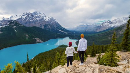 Téléchargez les photos : Lac Peyto Parc national Banff Canada. Montagne, un couple d'hommes et de femmes regardant au-dessus du lac de couleur turqouse - en image libre de droit