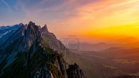 Foto de Schaeffler Mountain Ridge Swiss Alpstein, Appenzell Suiza durante la puesta del sol, una cresta del majestuoso pico Schaeffler de Berggasthaus Schafler, Suiza durante el verano - Imagen libre de derechos