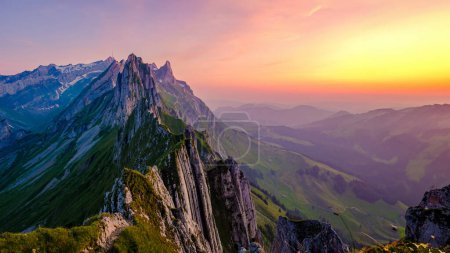 Foto de La cordillera de Schaeffler suiza Alpstein Appenzell Switzerland, una cordillera del majestuoso pico Schaeffler de Berggasthaus Schafler Switzerland durante la puesta de sol en los Alpes europeos - Imagen libre de derechos