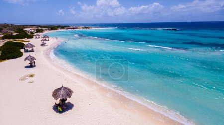 Téléchargez les photos : Baby Beach Aruba Island Caraïbes, plage de sable blanc avec turque bleue couleur océan aux Antilles néerlandaises, Drone vue aérienne à la plage de bébé Aruba - en image libre de droit