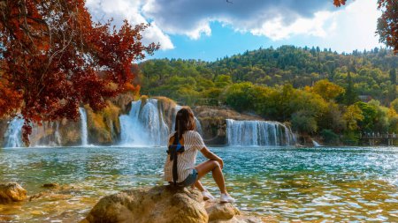 KRKA Wasserfälle Kroatien im Sommer, junge asiatische Frauen beobachten die Wasserfälle des Krka Nationalparks Kroatien an einem hellen Sommerabend im Park.