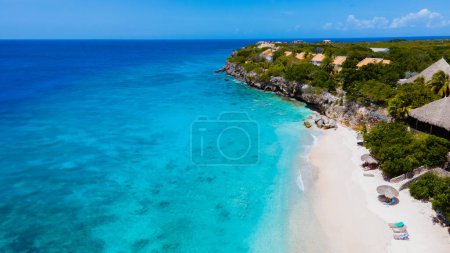 Téléchargez les photos : Playa Kalki Beach Caraïbes île de Curaçao, Playa Kalki à Curaçao une plage de sable blanc avec une turque bleue couleur océan. Drone vue aérienne - en image libre de droit