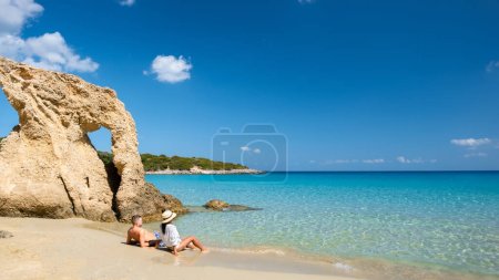 Téléchargez les photos : Voulisma Plage Istron Crète Grèce, belles plages de Crète île d'Istron Bay près d'Agios Nikolaos. Un jeune couple en vacances en Grèce Crète pendant les vacances d'été - en image libre de droit