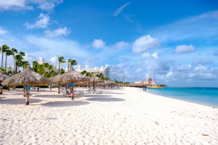 Téléchargez les photos : Palm Beach Aruba Caraïbes longue plage de sable blanc avec palmiers aux Antilles Aruba. - en image libre de droit