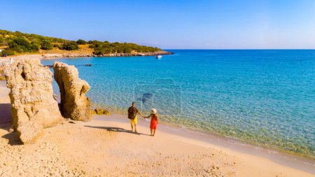 Téléchargez les photos : Voulisma Plage Istron Crète Grèce, les plus belles plages de Crète île Istron Bay près d'Agios Nikolaos. Un jeune couple en vacances en Grèce Crète pendant les vacances d'été en Europe - en image libre de droit