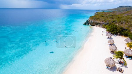 Téléchargez les photos : Plage de Cas Abao Playa Cas Abao Curaçao île caribéenne de Curaçao, Playa Cas Abao avec chaises longues et parasols à Curaçao, drone vue aérienne sur une plage - en image libre de droit