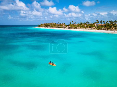 Foto de Pareja Kayak en el Océano de vacaciones en la isla de Aruba Mar Caribe, hombre y mujer kayak de mediana edad en el océano azul agua clara de Aruba - Imagen libre de derechos