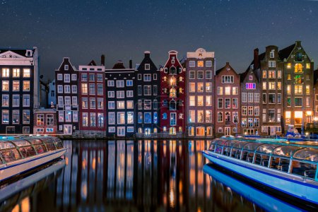 Téléchargez les photos : Canal d'Amsterdam le soir au coucher du soleil, pont du canal d'Amsterdam avec vieilles maisons historiques la nuit aux Pays-Bas Europe - en image libre de droit