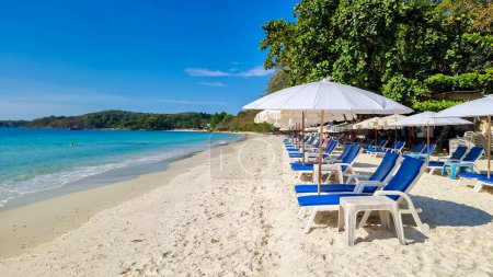 Foto de Koh Samet Island Rayong Tailandia, sillas de playa tumbona con sombrillas en la playa tropical blanca de Samed Island con un océano de color turquesa y un cielo azul - Imagen libre de derechos