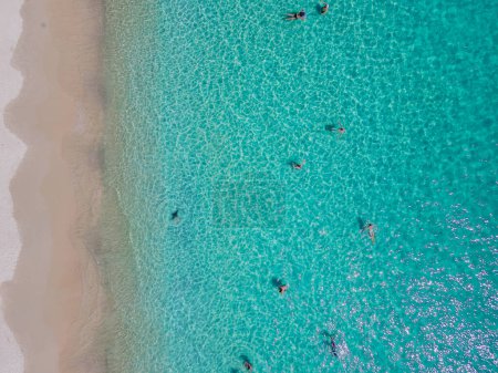 Téléchargez les photos : Personnes nageant dans l'océan de l'île de Koh Samet en Thaïlande pendant les vacances, vue aérienne de drone d'en haut à l'île de Samed en Thaïlande avec une turqouse colorée d'en haut - en image libre de droit