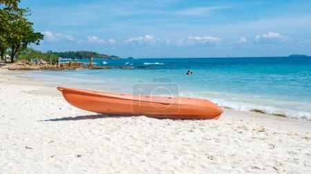 Téléchargez les photos : Koh Samet Island Rayong Thaïlande, un kayak sur la plage tropicale blanche de Samed Island avec un océan de couleur turque par une journée ensoleillée - en image libre de droit