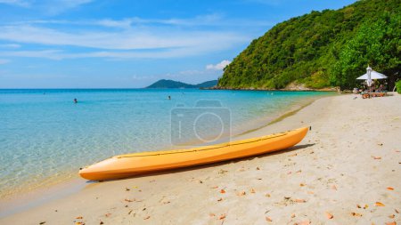 Téléchargez les photos : Koh Samet Island Rayong Thaïlande, un kayak sur la plage tropicale blanche de l'île de Samed avec un océan de couleur turque dans l'après-midi soleil - en image libre de droit