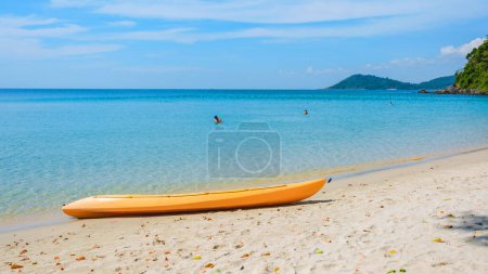 Foto de Koh Samet Island Rayong Tailandia, un kayak en la playa tropical blanca de Samed Island con un océano de color turquesa - Imagen libre de derechos