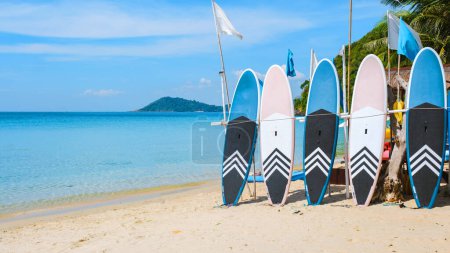 Téléchargez les photos : Planches de surf sur la plage de Koh Samet Island Rayong Thaïlande, la plage tropicale blanche de Samed Island avec un océan de couleur turque - en image libre de droit